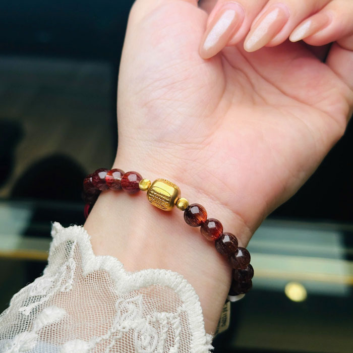 Vòng Tay Thạch Anh Tóc Đỏ 7mm Mix Đồng Trục Charm Vàng 18k