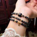 Vòng Đá Thạch Anh Tóc Đen 5,6li Mix Charm Vàng 18k