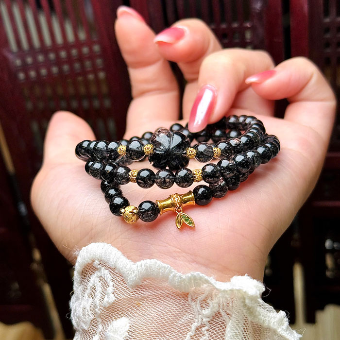 Vòng Đá Thạch Anh Tóc Đen 5,6li Mix Charm Vàng 18k
