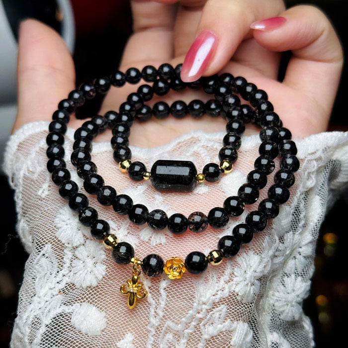 Vòng Đá Thạch Anh Tóc Đen 6,2li Mix Charm Vàng 18k